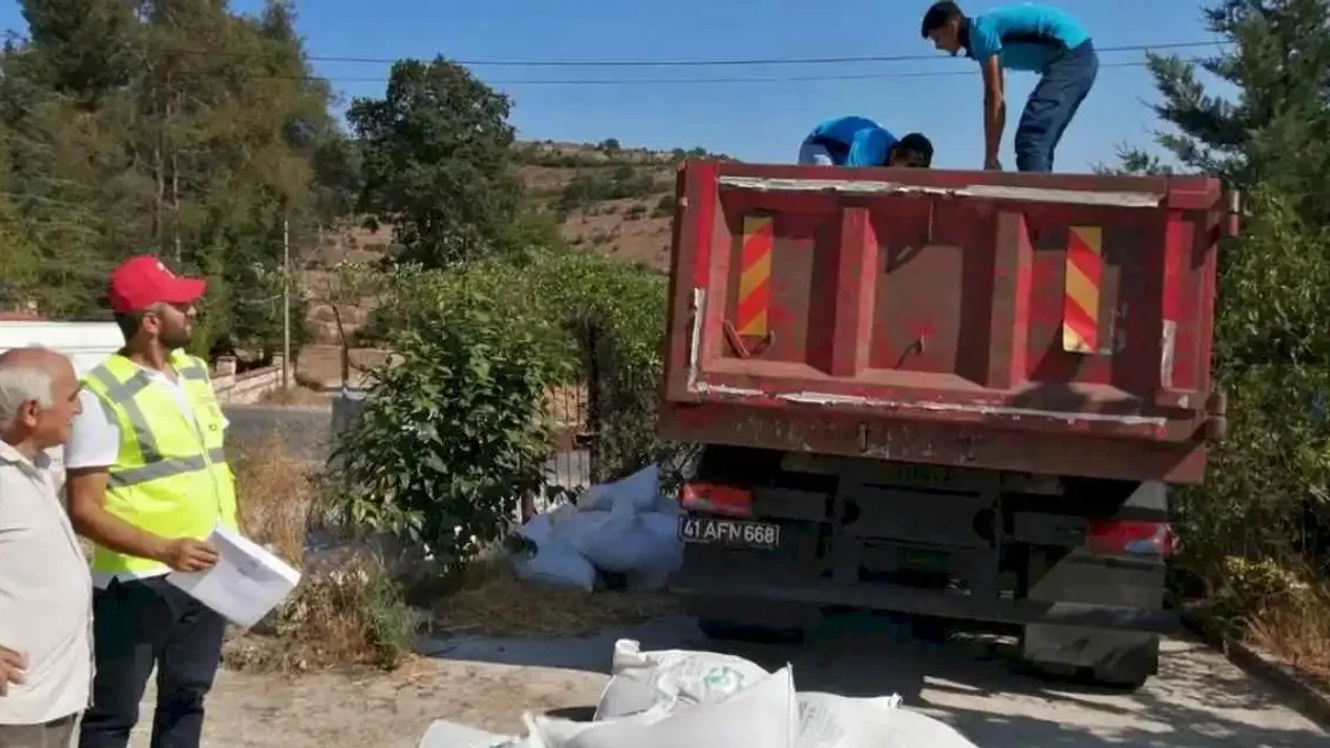 Kocaeli Büyükşehir'den üreticiye tavuk yemi ve ekipman desteği