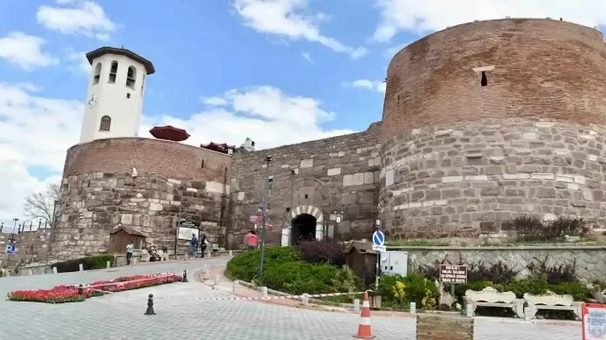 Ankara Kalesi'ne hassas dokunuş