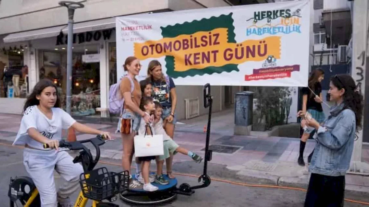 İzmir’de yayalardan 'Otomobilsiz Kent Günü' keyfi