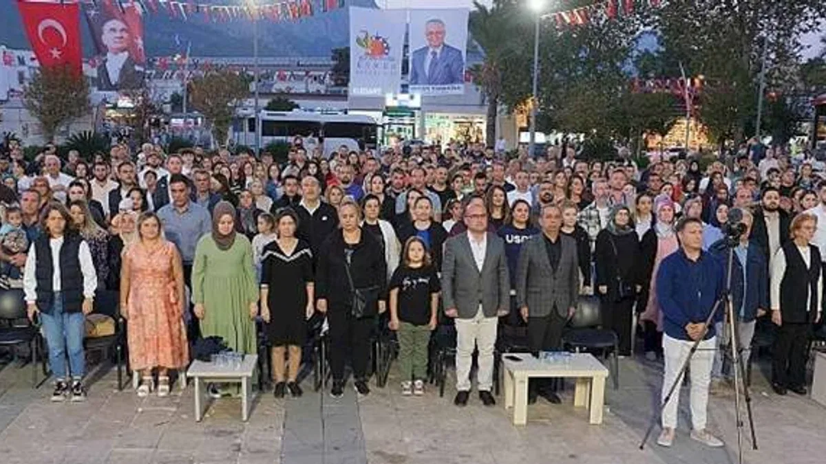 Minik öğrencilerden Cumhuriyet gösterisi