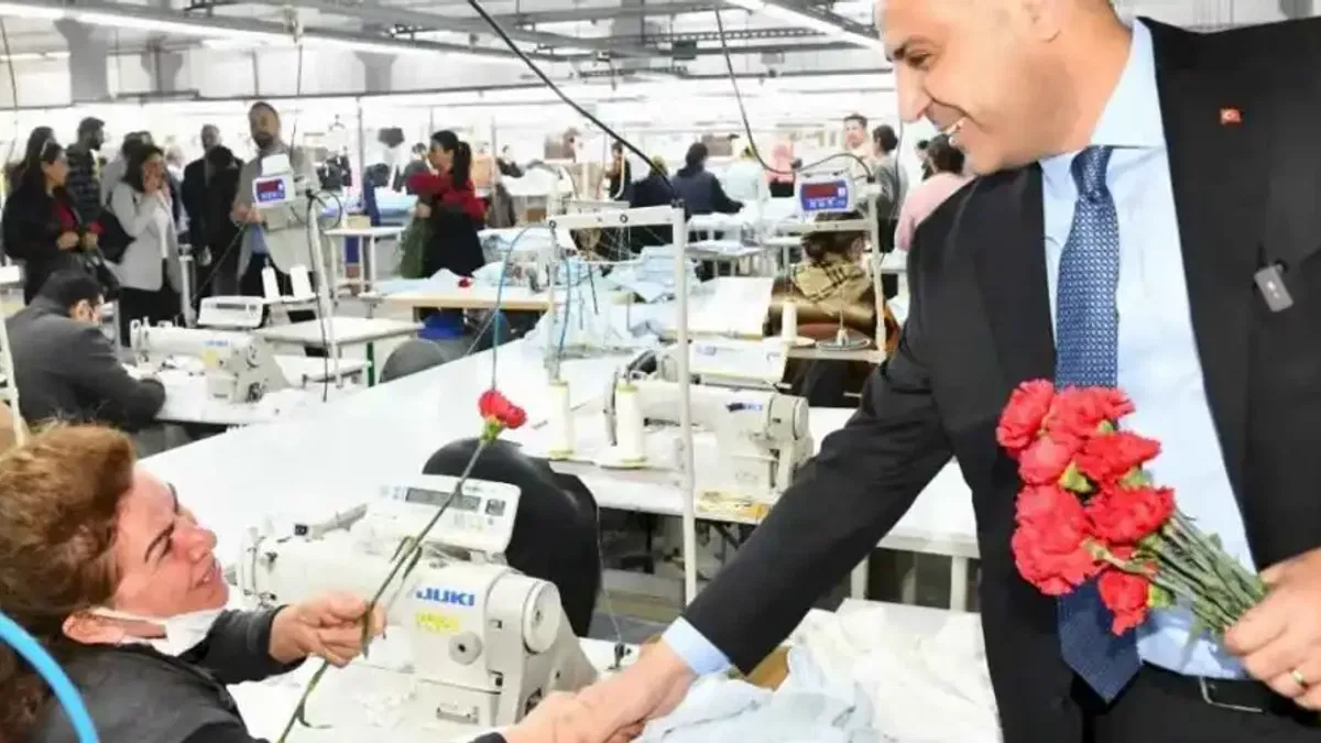 Başkan Yıldız emekçi kadınlara kırmızı karanfil dağıttı