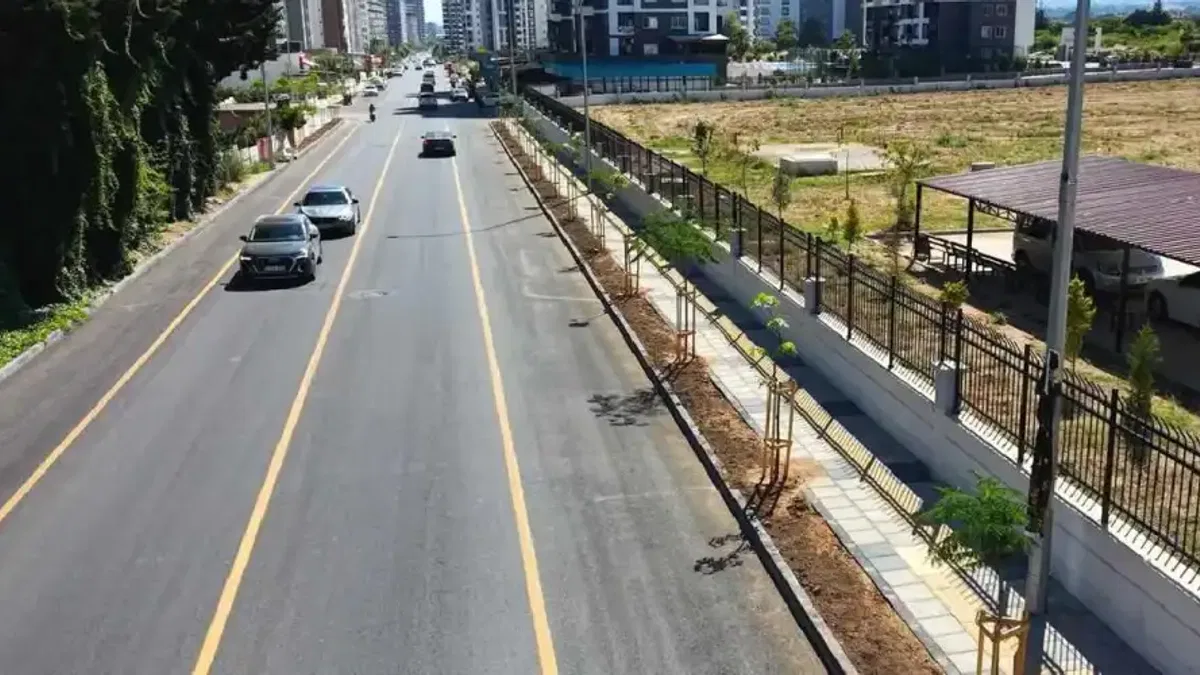 Mersin’de Gazi Paşa Caddesi 420 ağaçla yeşillendi