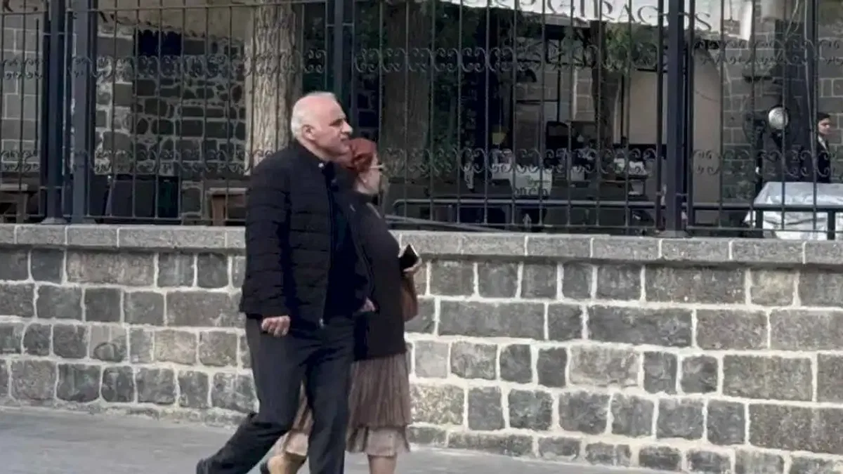 Diyarbakır Valisi korumasız halkın arasına karıştı