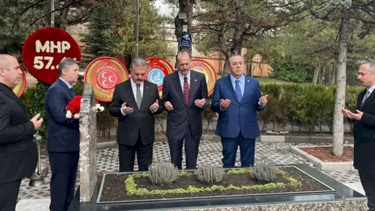 MHP’den Alparslan Türkeş’in kabrine ziyaret