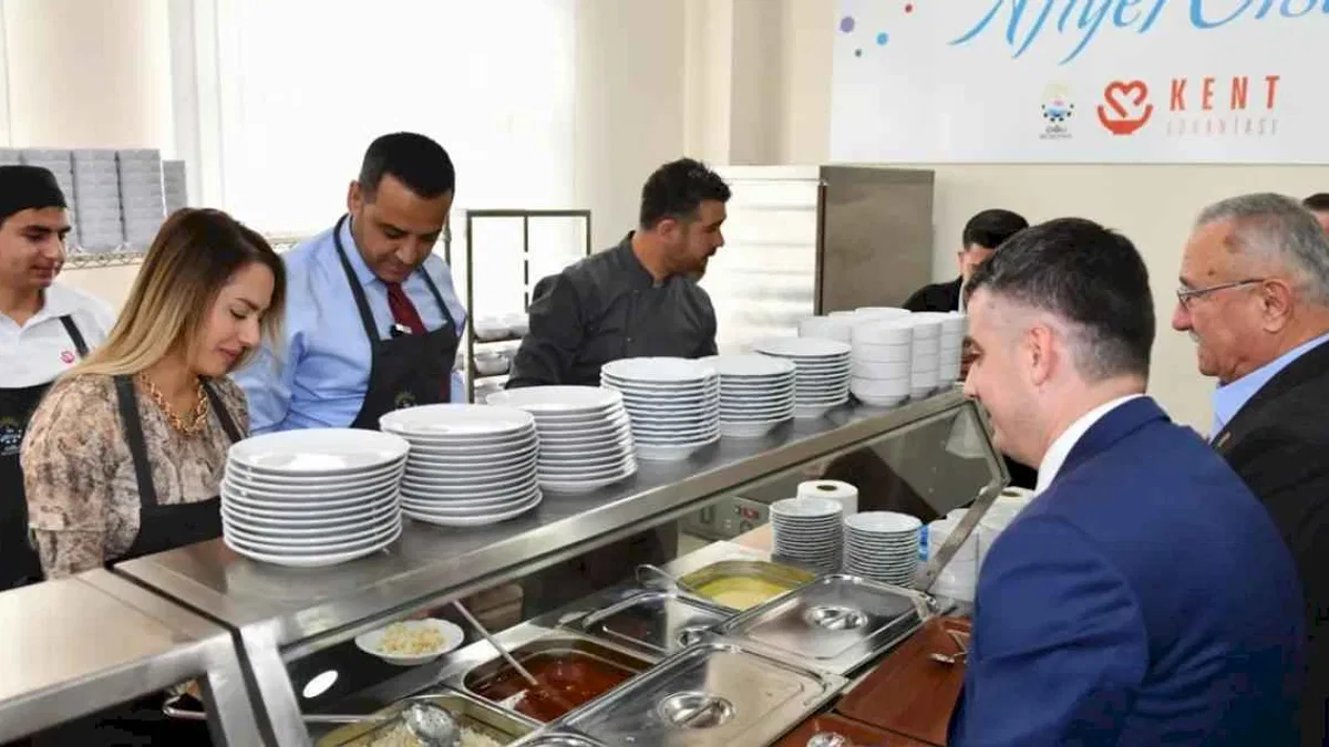 İzmir Çiğli'de 'askıda yemek' başladı