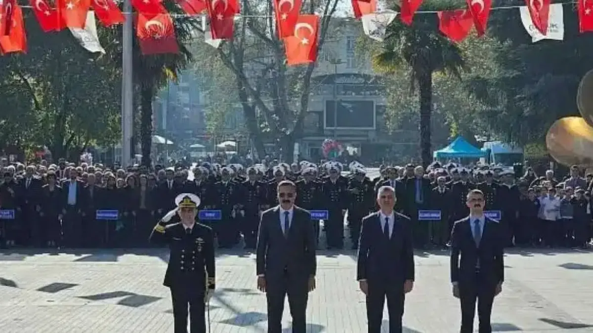 Gölcük'te 29 Ekim Cumhuriyet Bayramı'nın 101. yıldönümü kapsamında Anıtpark'ta Atatürk Anıtı'na çelenk sunma töreni düzenlendi.