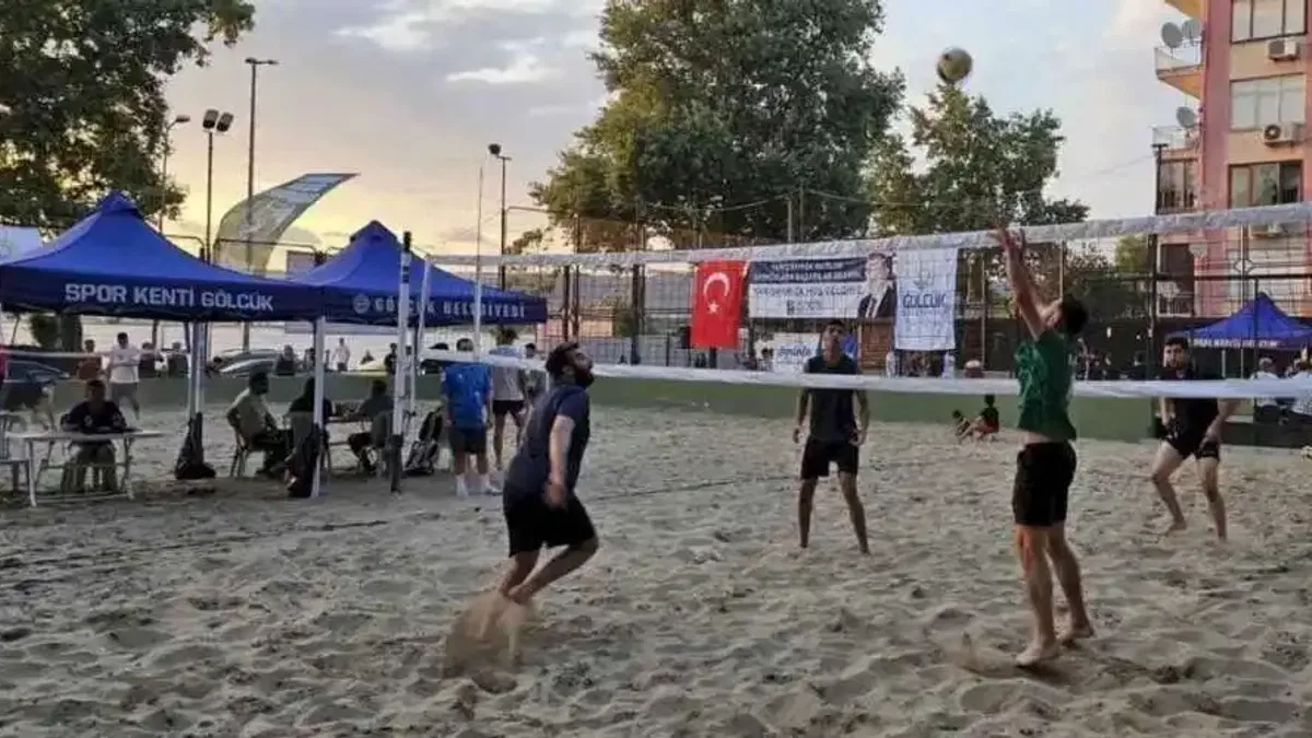 Kocaeli Gölcük'te kum üzerinde şenlikli turnuva başladı