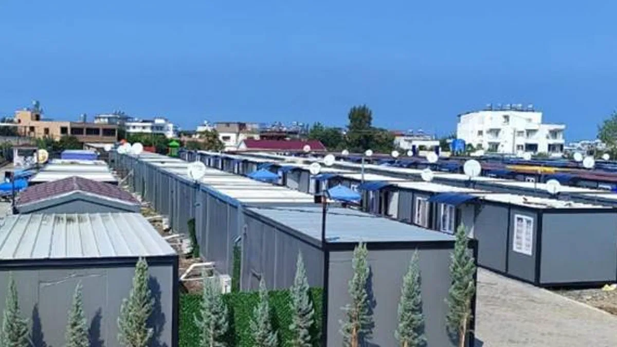 Hatay'da 111 konteyner konut afetzedelere teslim edildi
