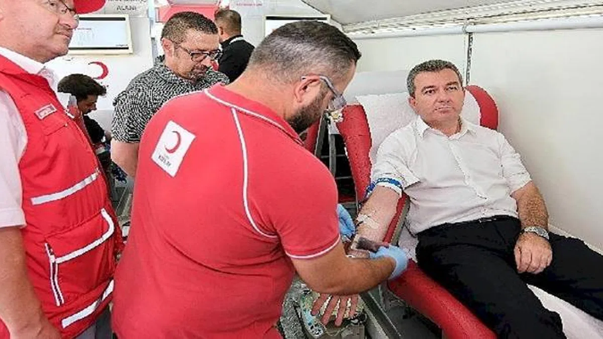 Bergama Belediye Başkanı Hakan Koştu, Kızılay'a destek için kan verdi