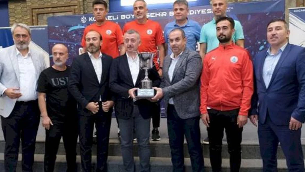 Kocaeli'de amatör futbolda şampiyonlar kupalarına kavuştu