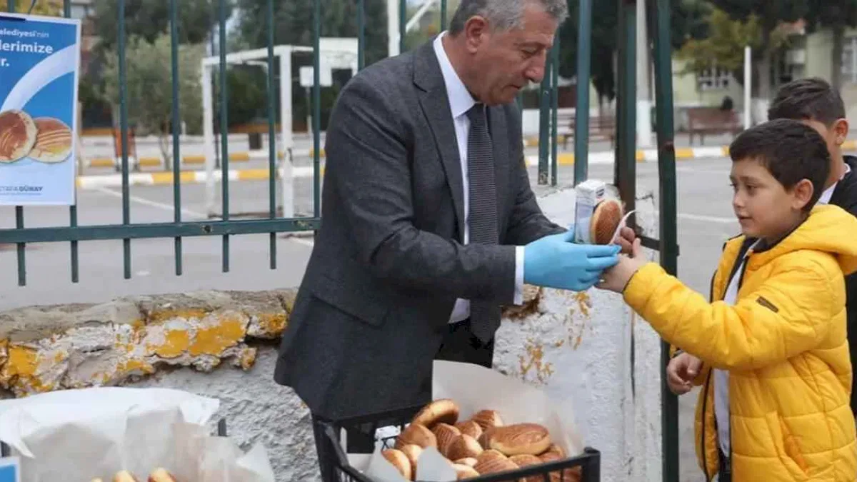 İzmir Güzelbahçe'den çocuklara okul sürprizi