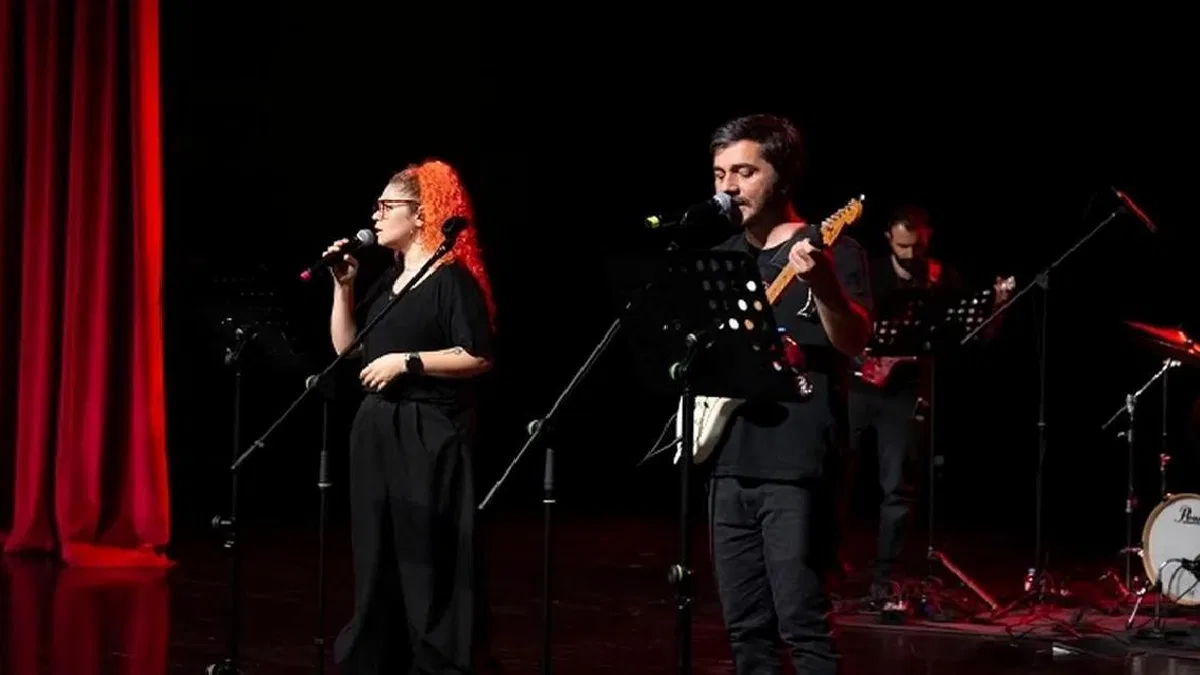 Mersin'de LGS'ye hazırlanan öğrenciler stresi konserle attı