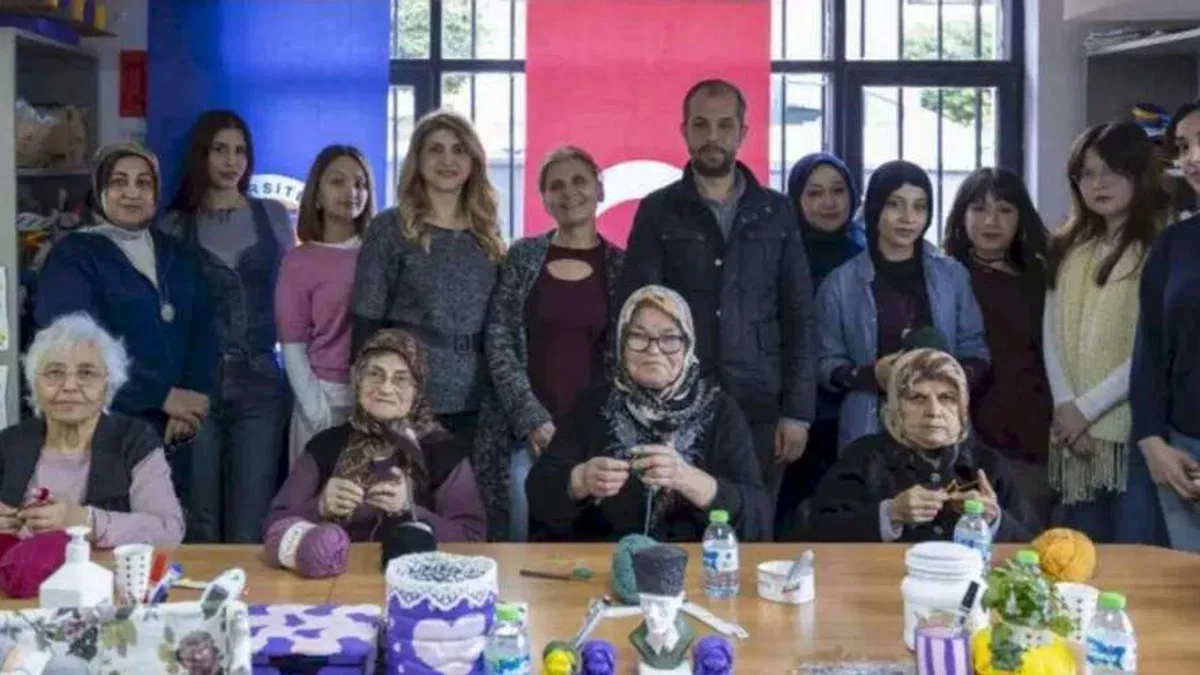 Mersin’de alzheimer hastaları sanatla hayata dokunuyor