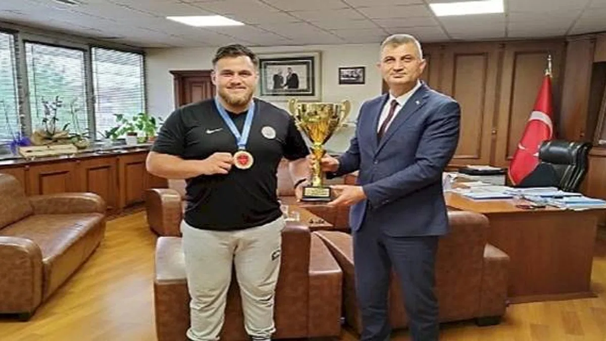 Gölcük'ün Gururu Akman'dan Başkan Sezer'e Ziyaret