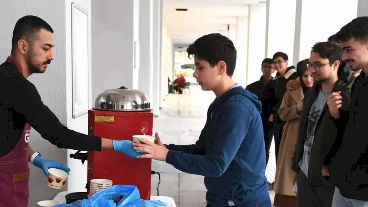 Bursa’da ders çalışan öğrencilere çorbalar Başkan Aydın’dan