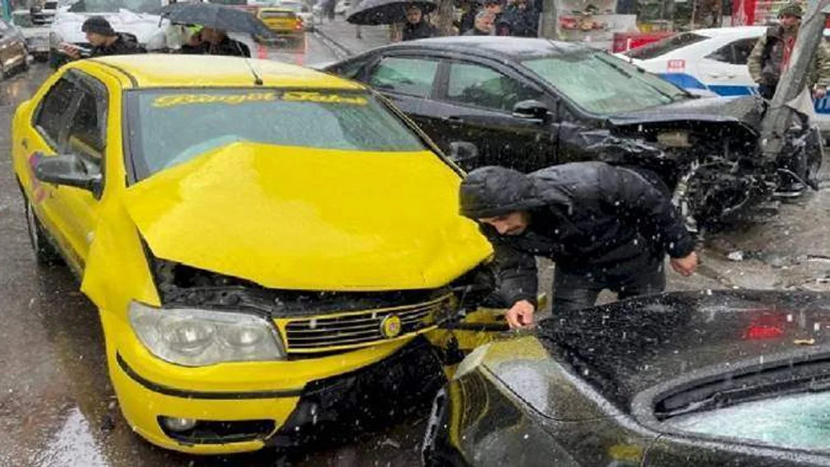 Bingöl’de ticari taksi ile otomobilin çarpıştı: 3 yaralı