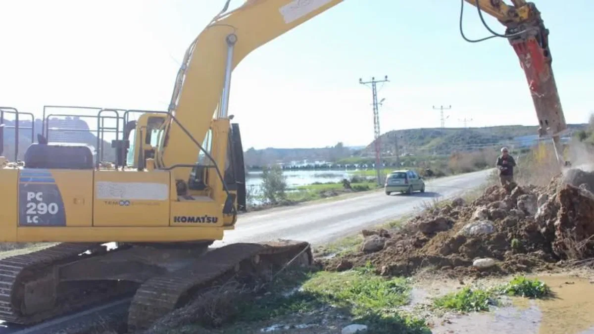 Antalya’da yağış sonrası yollarda bakım-onarım çalışması