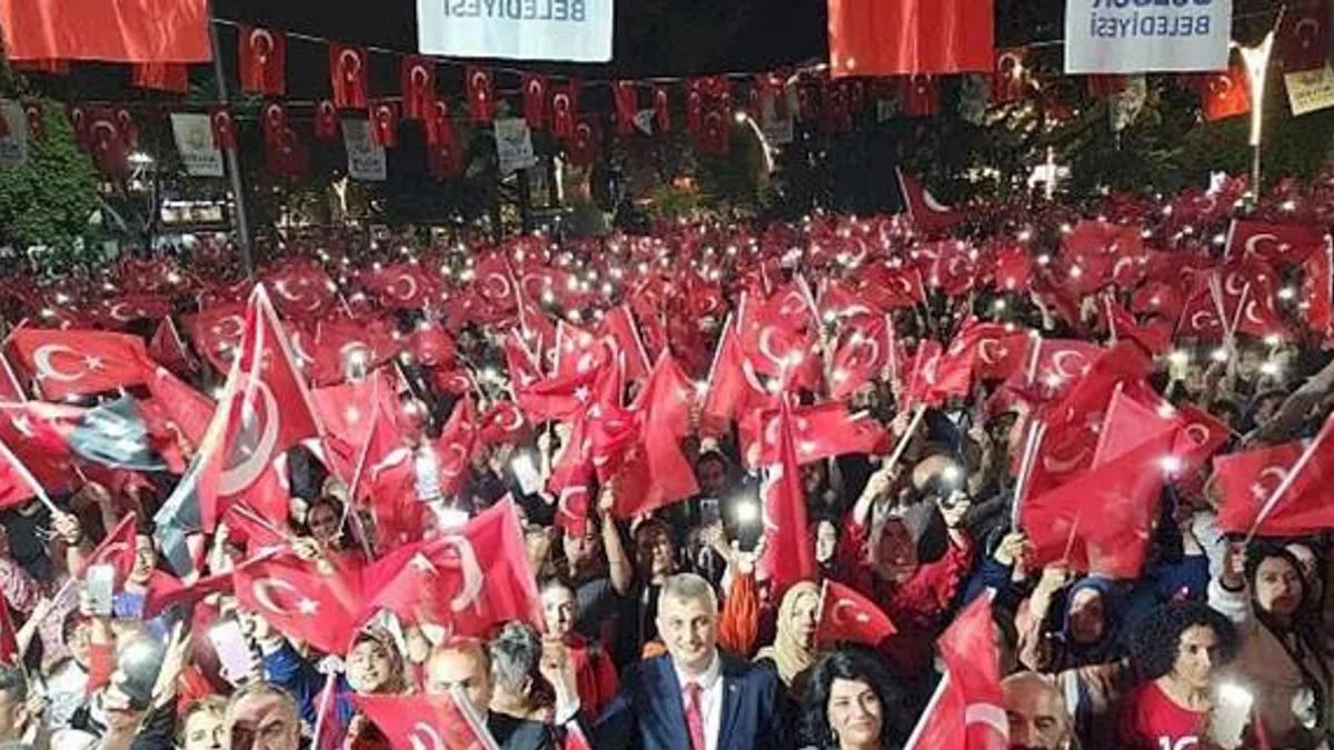 Gölcük Belediye Başkanı Ali Yıldırım Sezer, yayınladığı mesaj ile 29 Ekim Cumhuriyet Bayramı'nı kutladı.