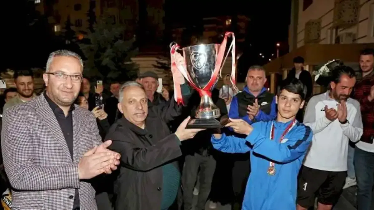 Şampiyon Talasgücü'ne çiçeklerle karşılama