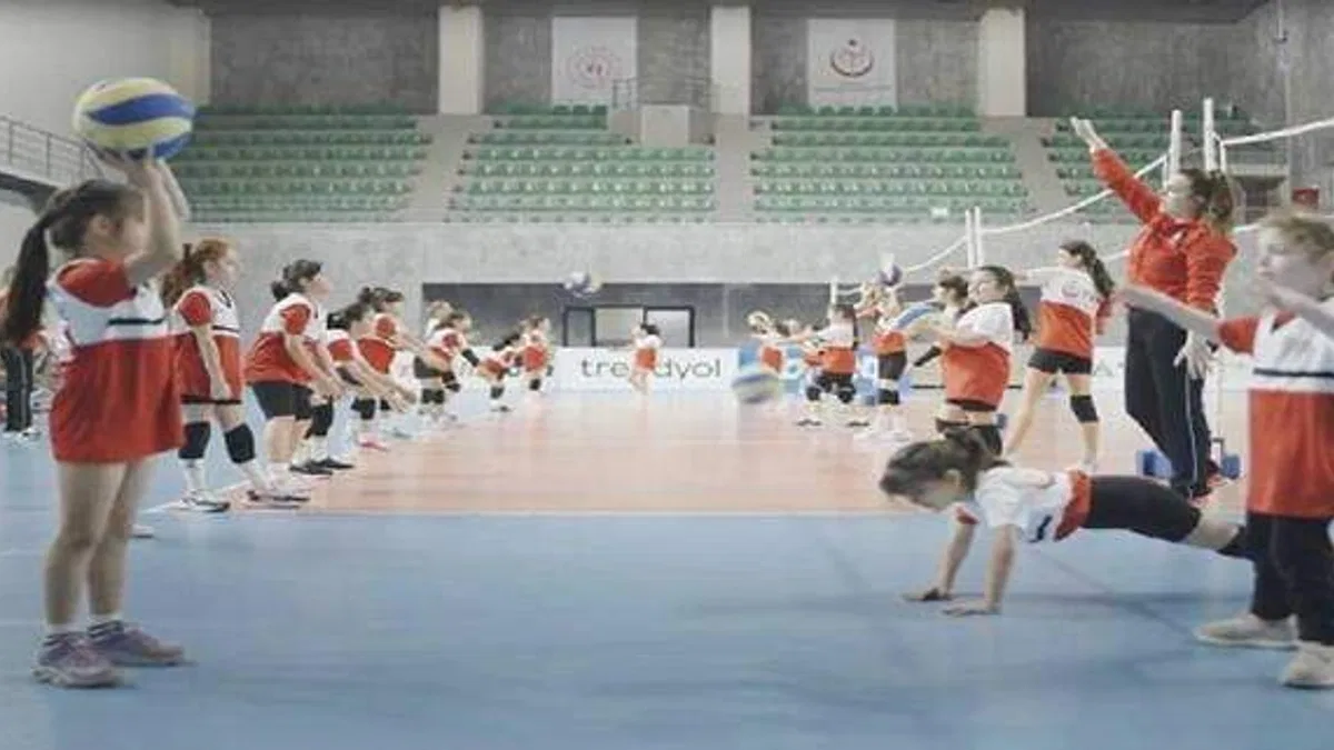 Deprem çocukları voleybolla gülecek