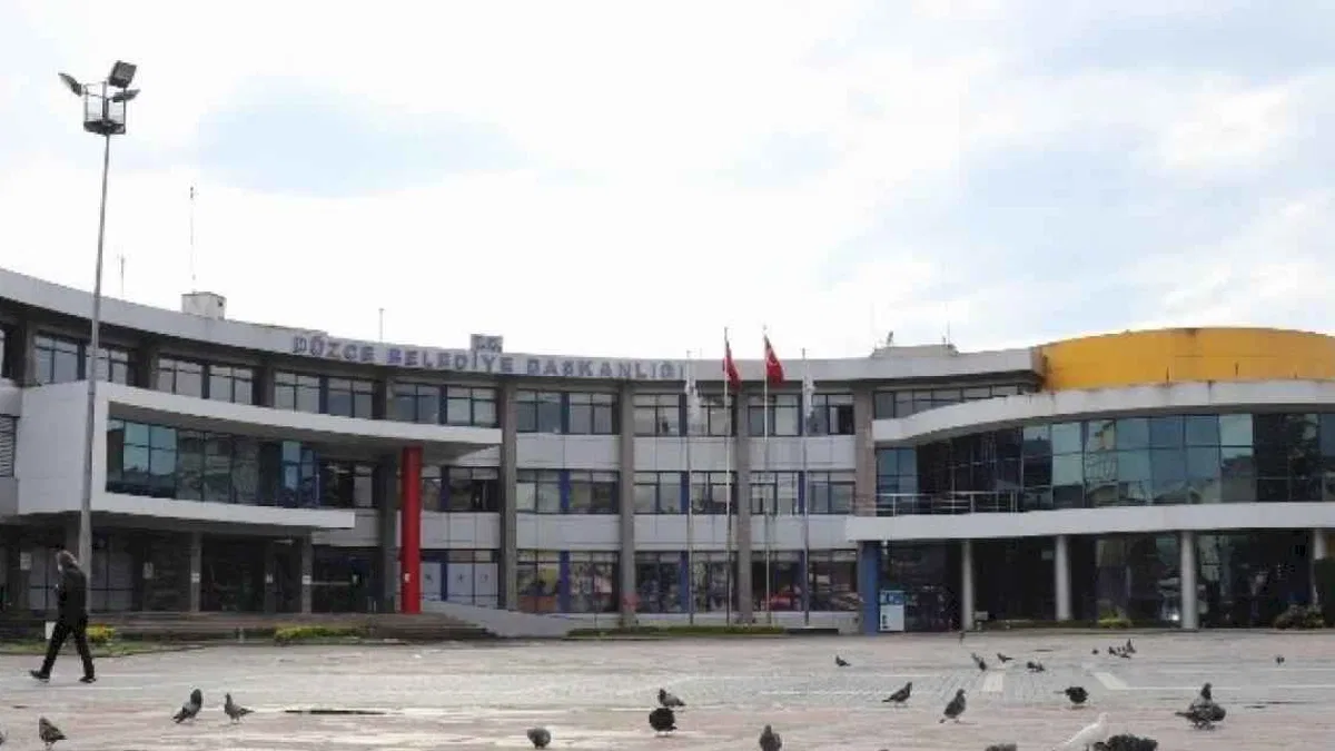 Düzce'de seçim afişlerine düzenleme