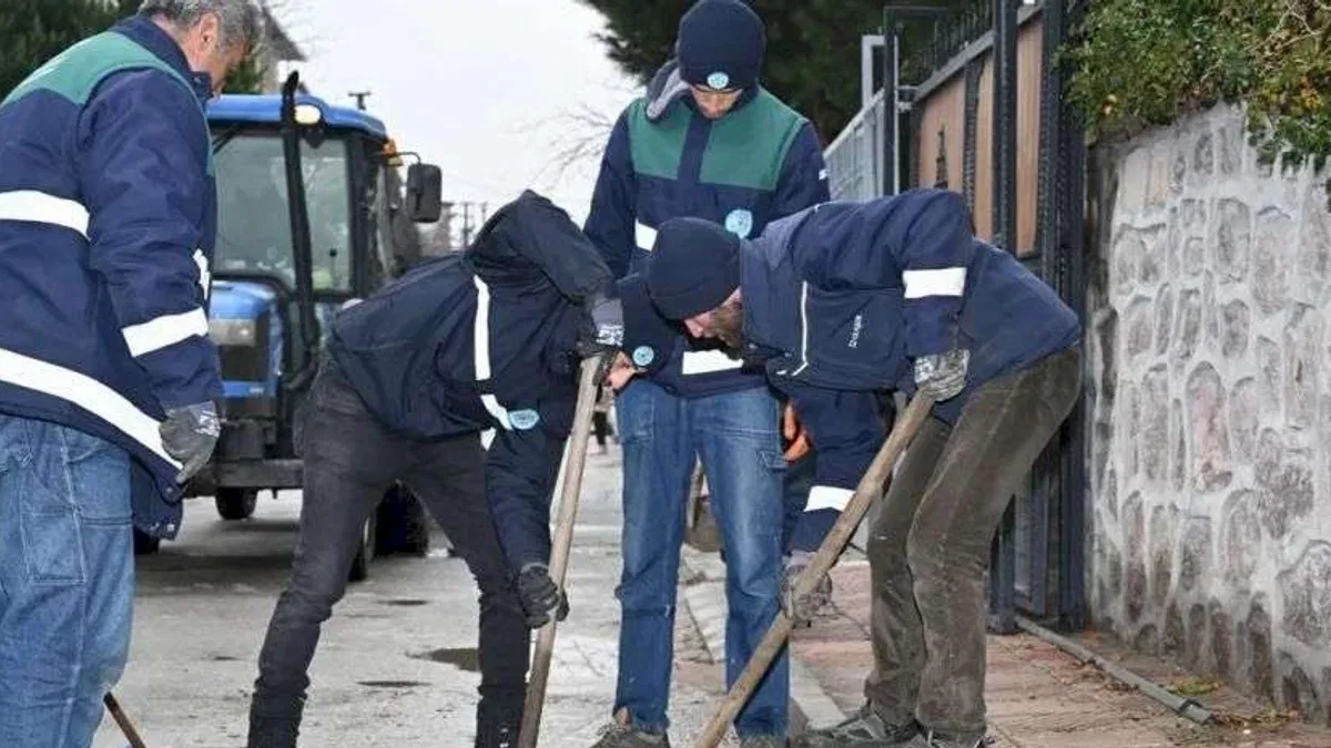 Manisa'da ekipler yağışa karşı sahada