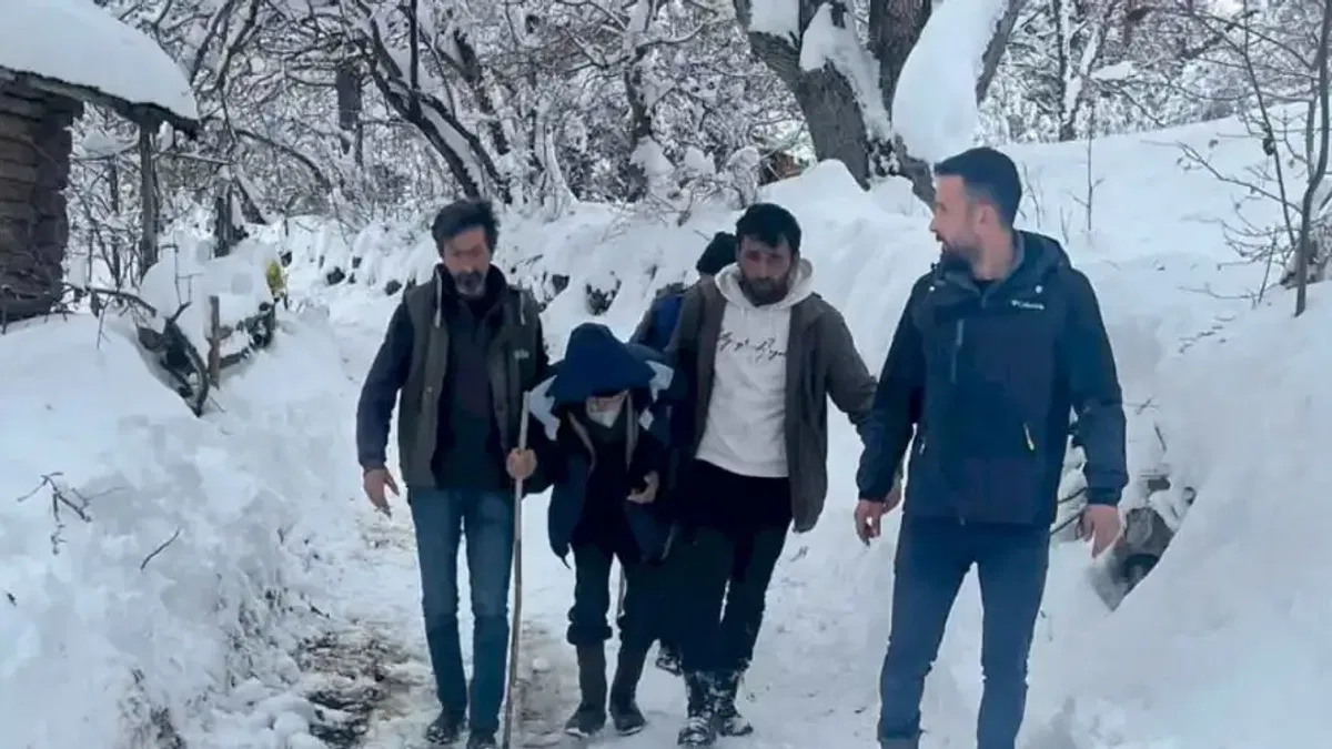 Artvin Ardanuç'ta İl Özel İdare ekipleri yaşlı hastaya 'nefes' oldu