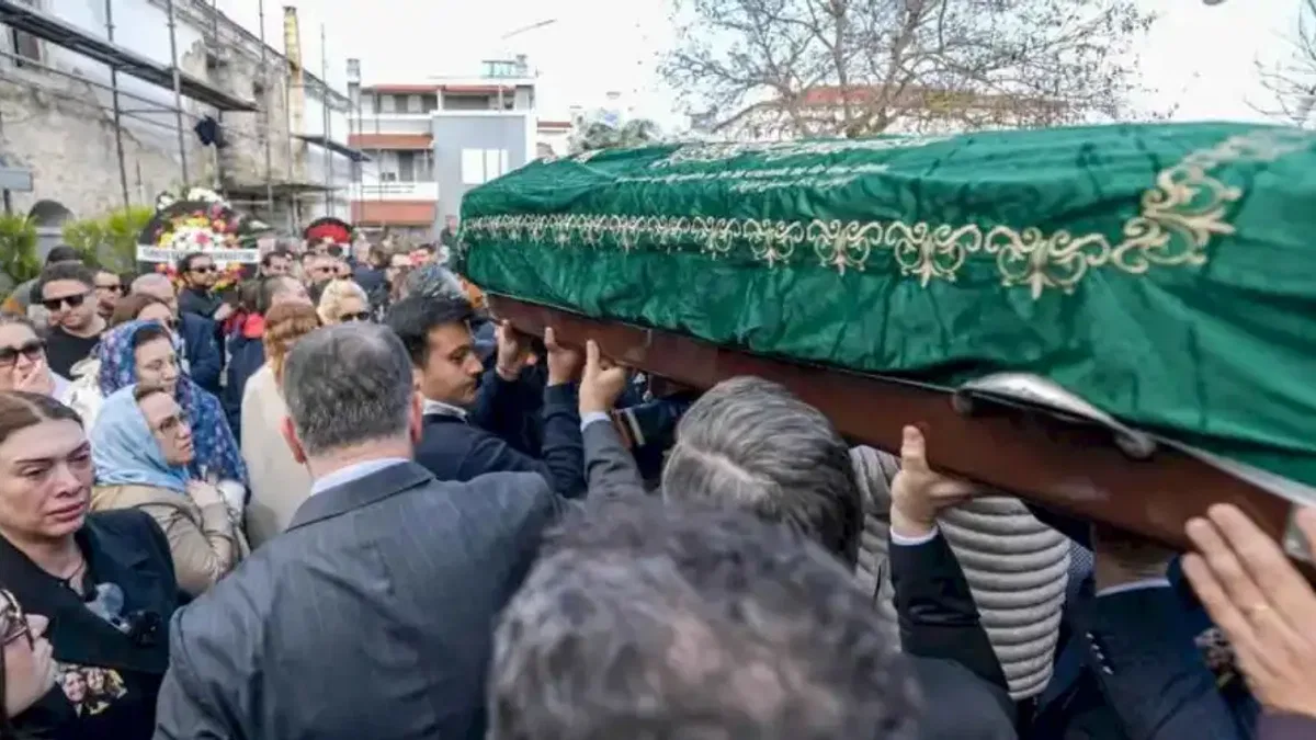 Bolu yangınında hayatını kaybeden Suyolcu ailesi İzmir'de defnedildi