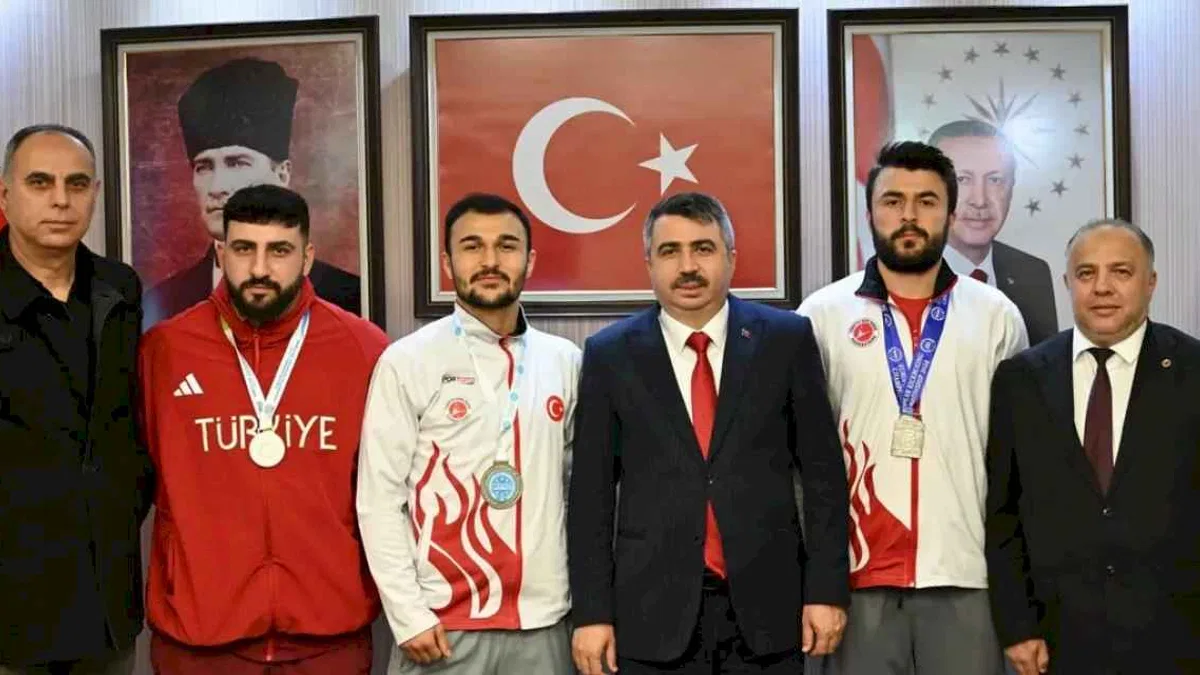 Bursa Yıldırım Belediye Başkanı Yılmaz şampiyonları ağırladı