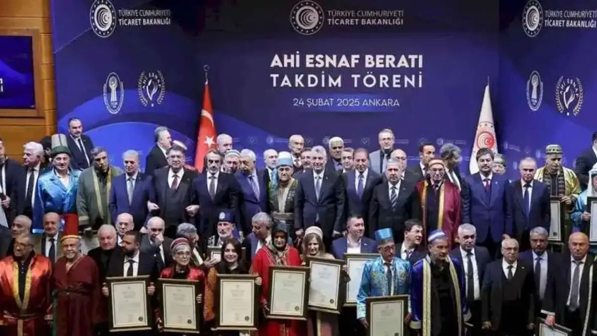 Ahi esnaflara beratlar Bakan Bolat'tan
