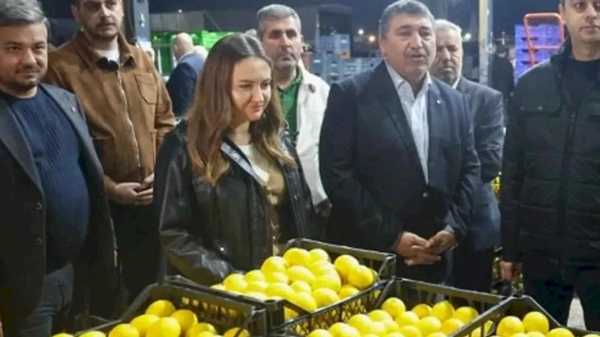 Başkan Vekili Büşra Özdemir’den hal esnafına ziyaret