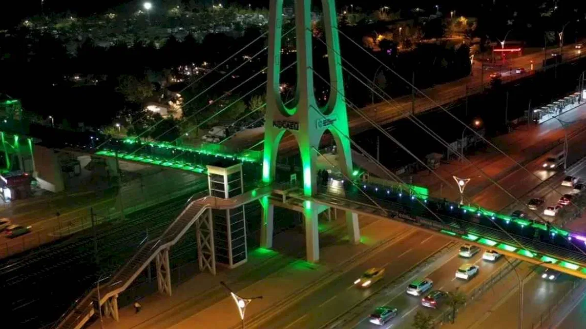 Kocaeli'nde üst geçitler yeşile büründü