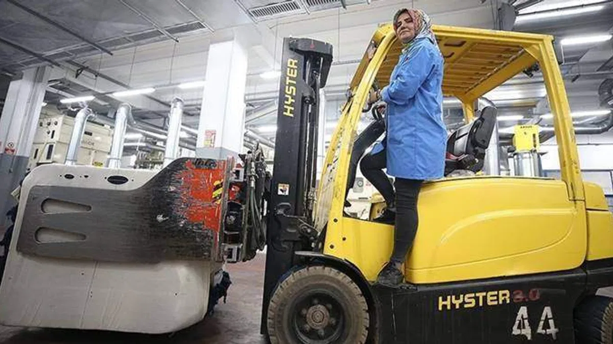 Geri dönüşüm fabrikasının ağır yükünü 'Tülay usta' taşıyor