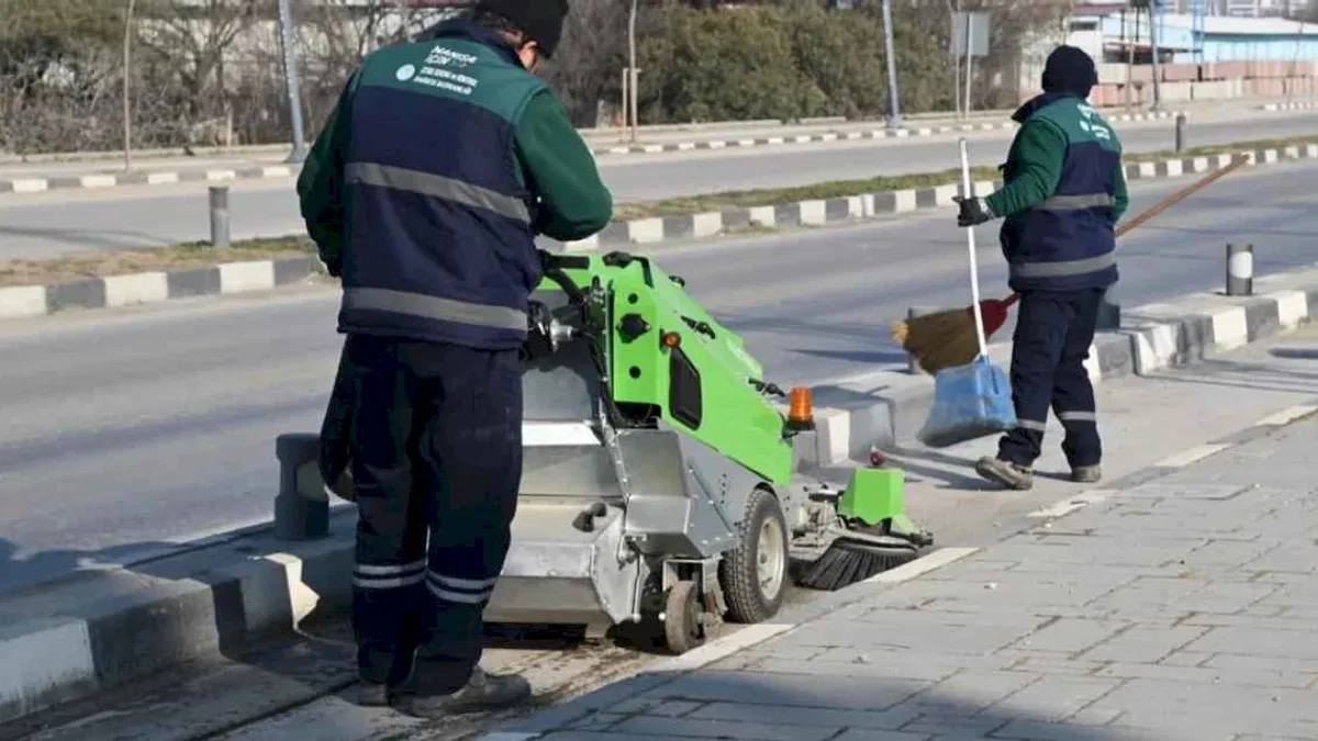 Kampüs yolundaki bisiklet yolu yenileniyor