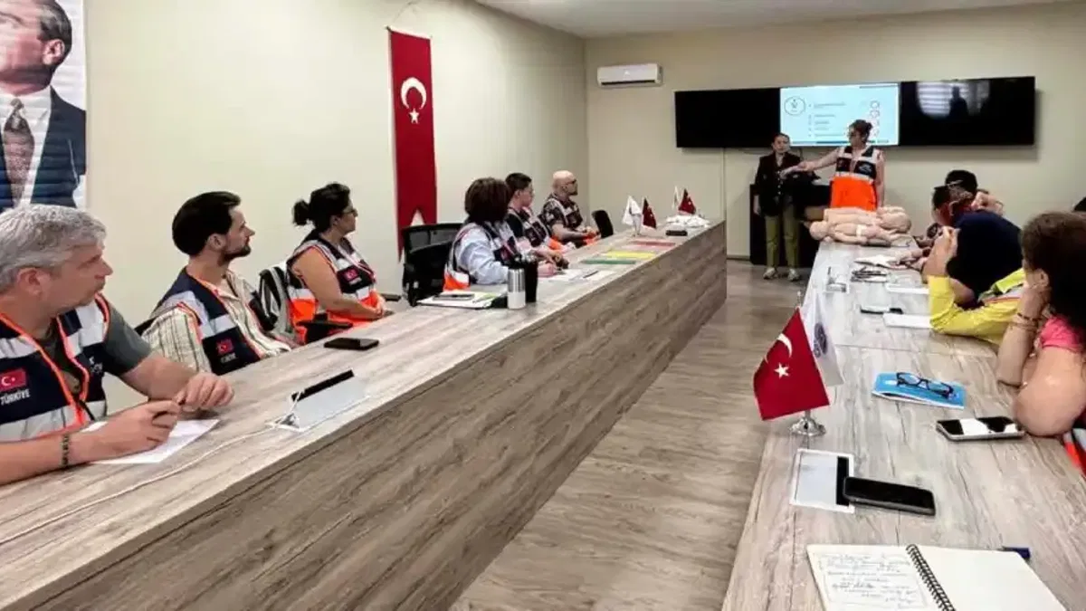 İstanbul Maltepe'de gönüllülere afet eğitimi