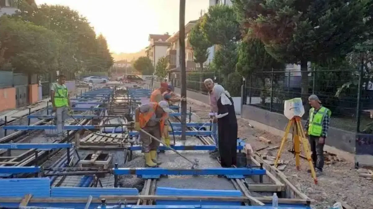 Kocaeli Alikahya Tramvayı'nda ray betonları dökülüyor