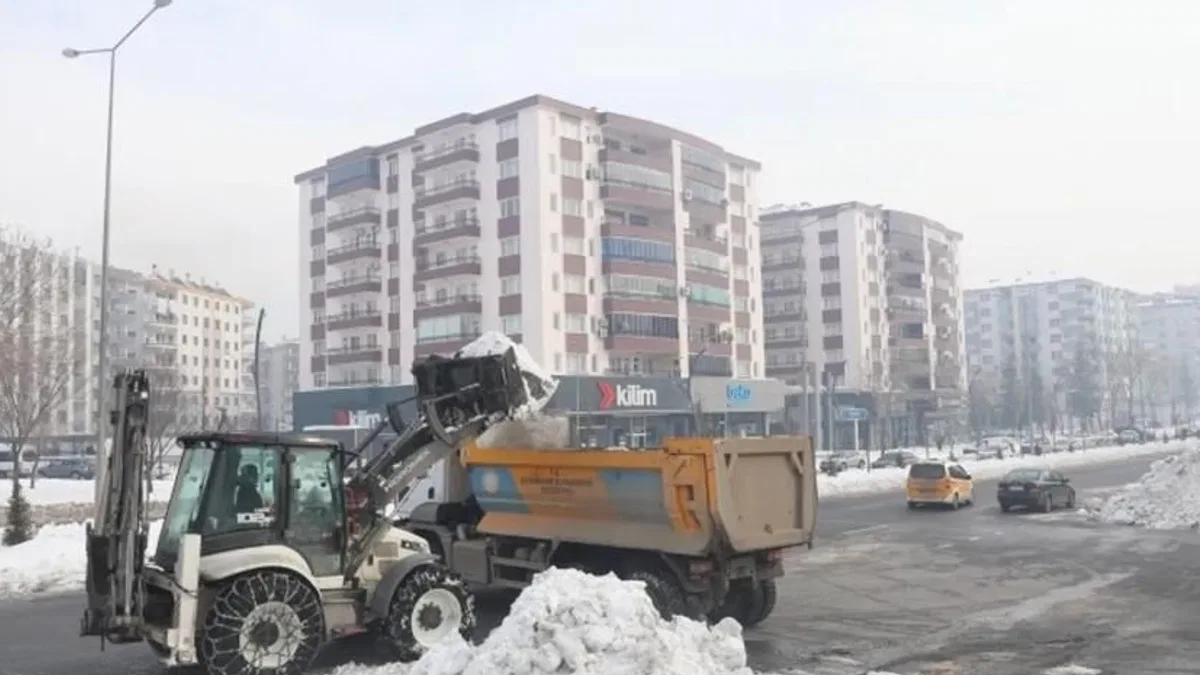 Diyarbakır'da kritik kavşaklarda kar temizliği