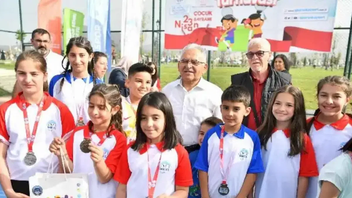 Geleceğin tenisçilerine madalyalarını Başkan Büyükkılıç verdi