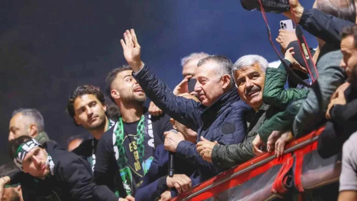 Başkan Büyükakın’a Kocaelispor taraftarlarından sevgi gösterisi