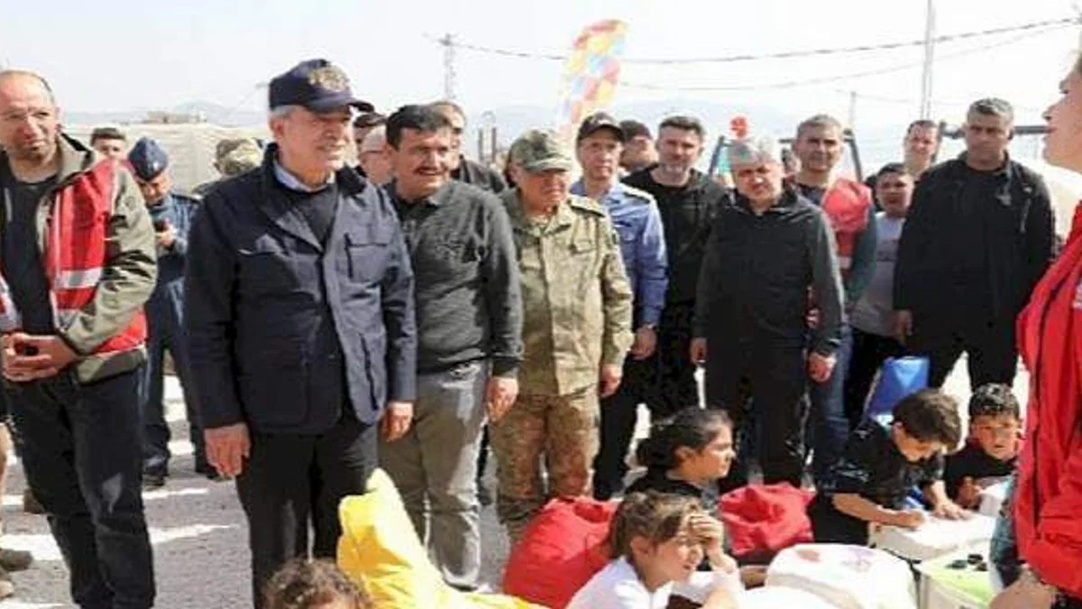 Bakan Akar, Büyükşehir'in çadır kentinde çocuklarla futbol oynadı