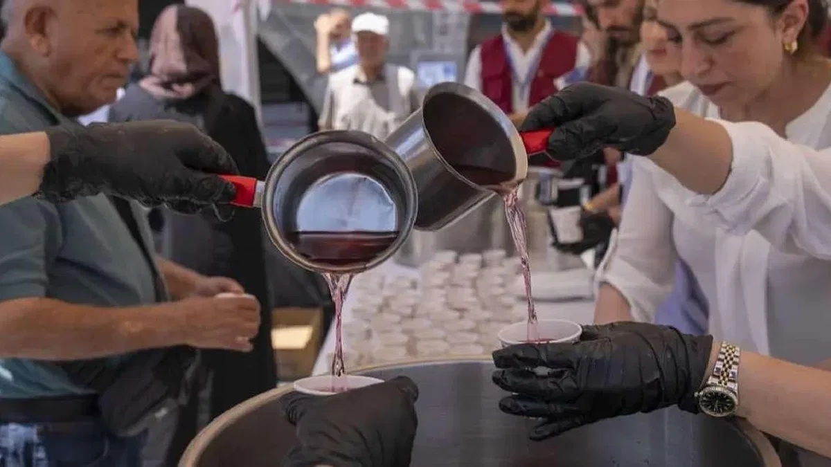 Diyarbakır'da Ulu Cami önünde reyhan şerbeti ikramı