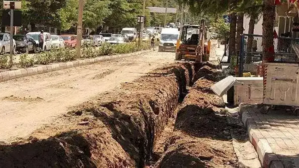 Elmalı merkezdeki su boruları yenileniyor