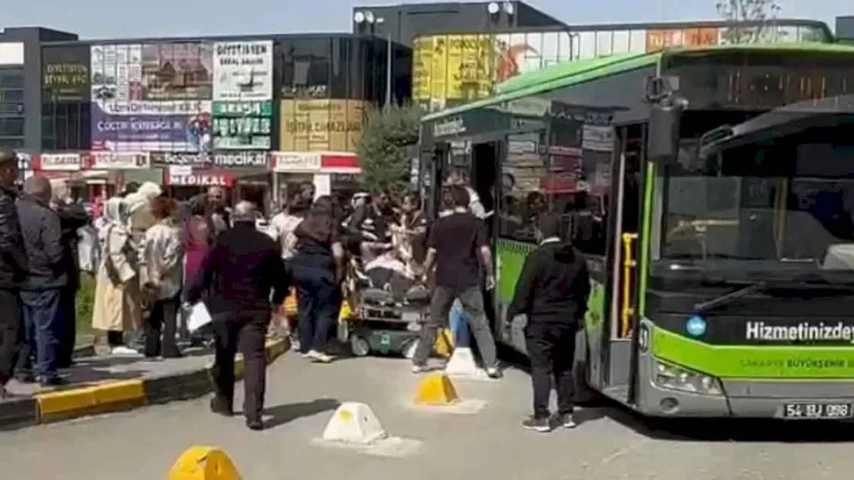 Sakarya'da otobüs hattan çıktı, hastaneye gitti