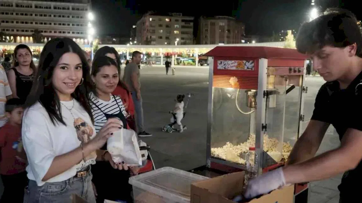 Kocaeli'nde sinema keyfi Milli İrade Meydanı'nda yaşanıyor