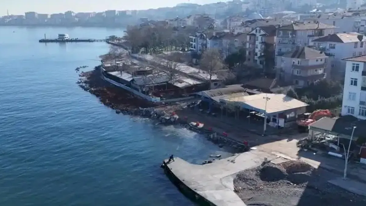Bir dalga kırıcı set de Değirmendere sahiline