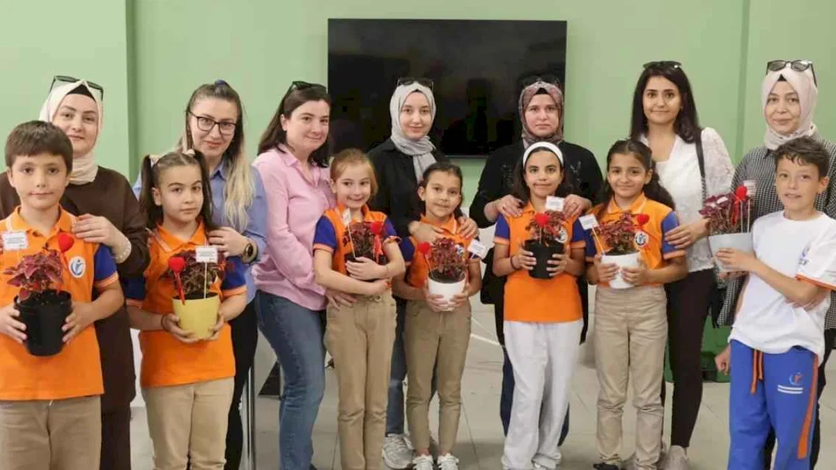 Konya'da çocuklar çiçekleri annelerine hediye etti