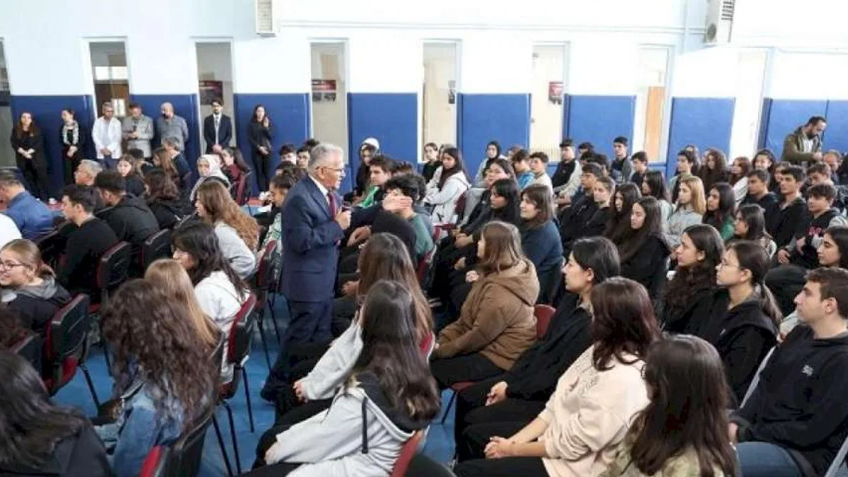 Memduh Büyükkılıç'tan öğrencilere tavsiyeler