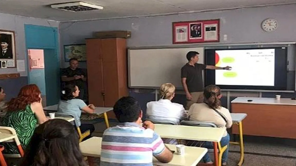 İzmir İl Milli Eğitim Müdürlüğü "Aile Okulu Projesi" Eğitimleri ile Velilerde Farkındalık Yaratmaya Devam Ediyor