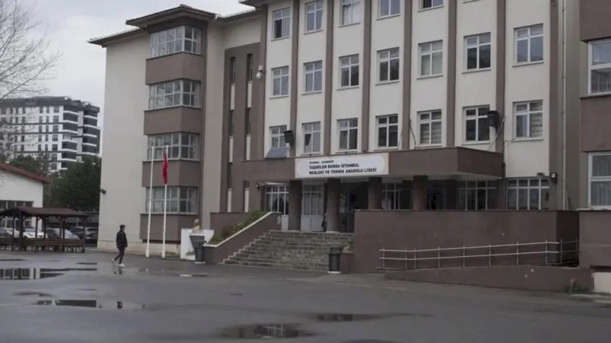 İstanbul Çekmeköy'de lisede bıçaklı saldırı! 2 öğretmen ve 1 öğrenci yaralandı