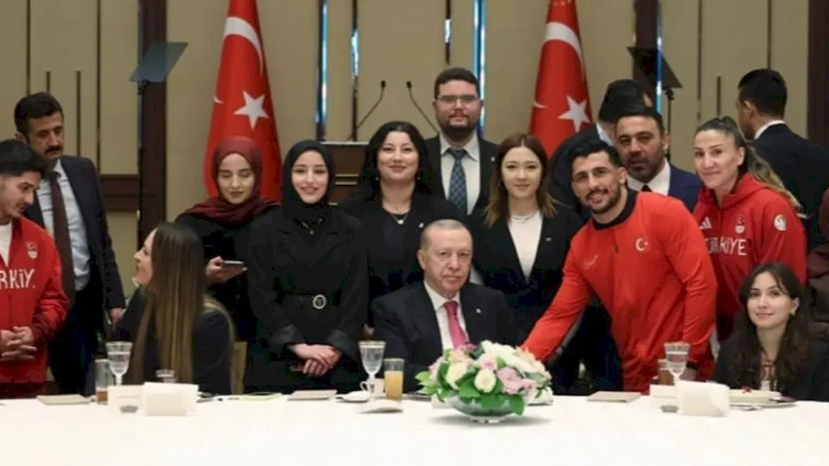 Erdoğan'dan gençliğe güven: Türkiye'yi sizlerle bugünlere getirdik